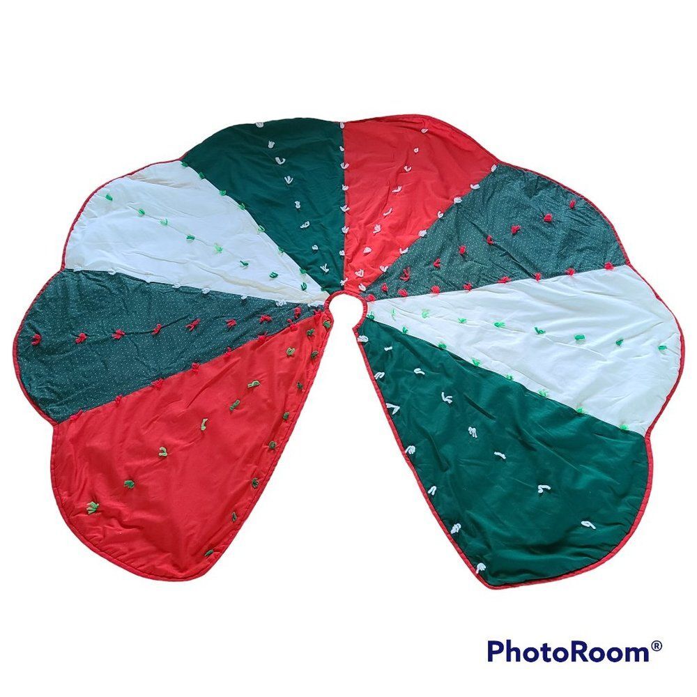 Vintage Handmade Scalloped Edge Christmas Tree Skirt Red Green White Wagon Wheel